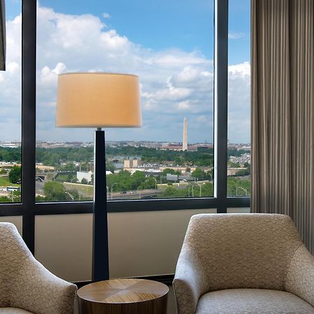 Doubletree By Hilton Washington Dc - Crystal City Арлингтън Екстериор снимка
