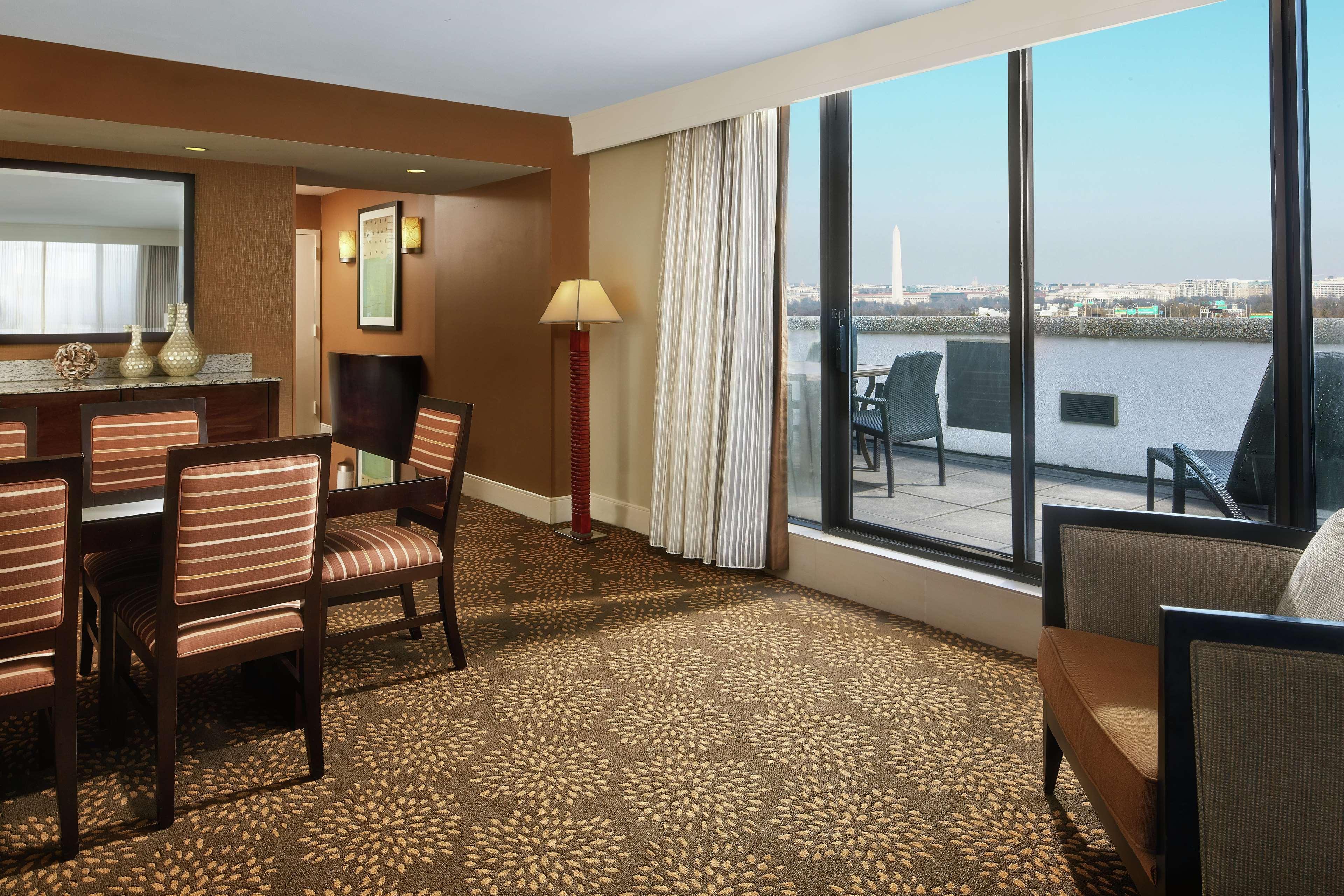 Doubletree By Hilton Washington Dc - Crystal City Арлингтън Екстериор снимка