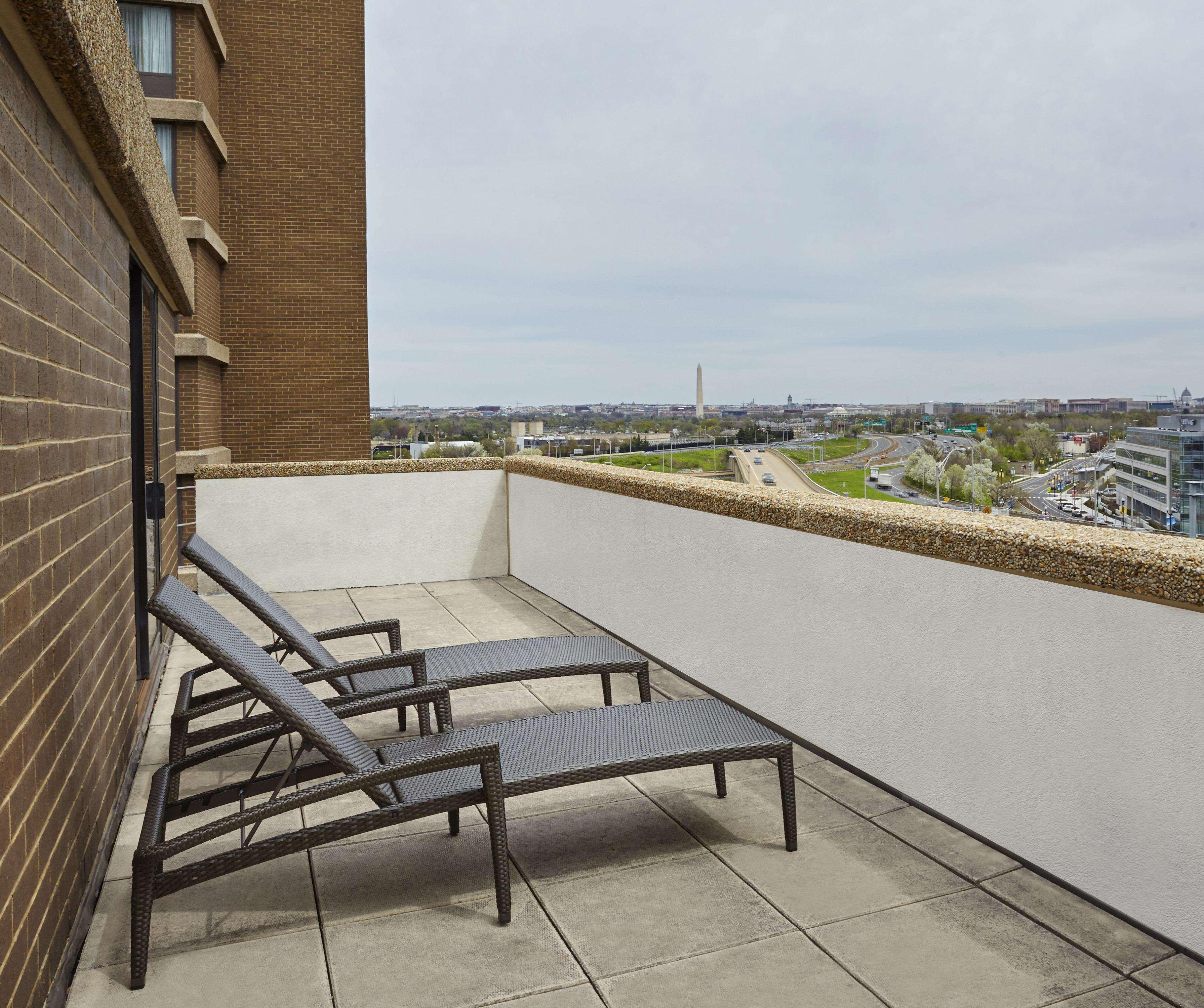 Doubletree By Hilton Washington Dc - Crystal City Арлингтън Екстериор снимка