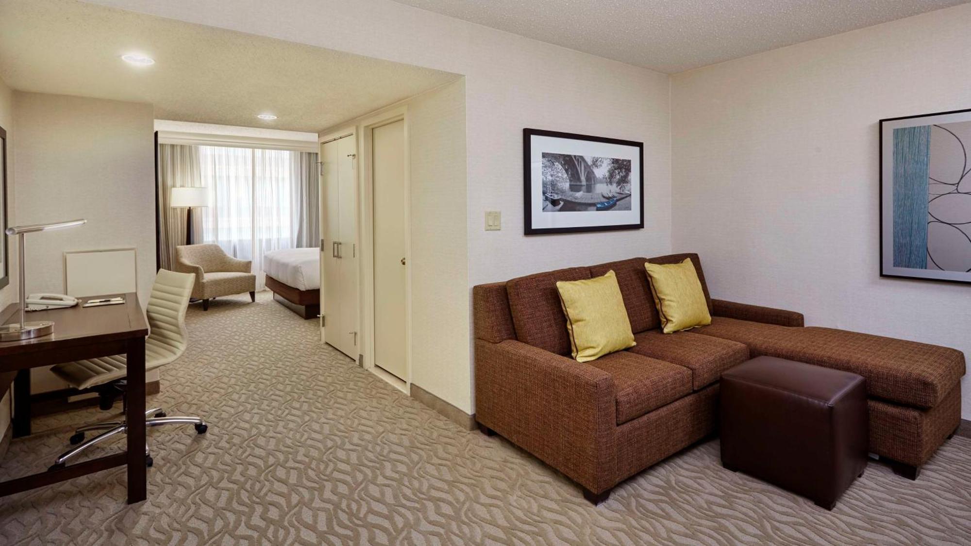 Doubletree By Hilton Washington Dc - Crystal City Арлингтън Екстериор снимка