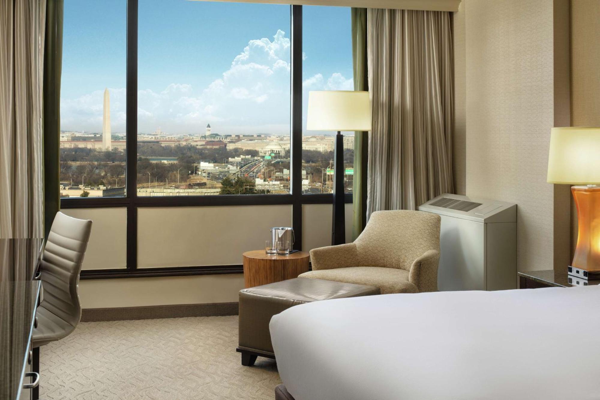 Doubletree By Hilton Washington Dc - Crystal City Арлингтън Екстериор снимка