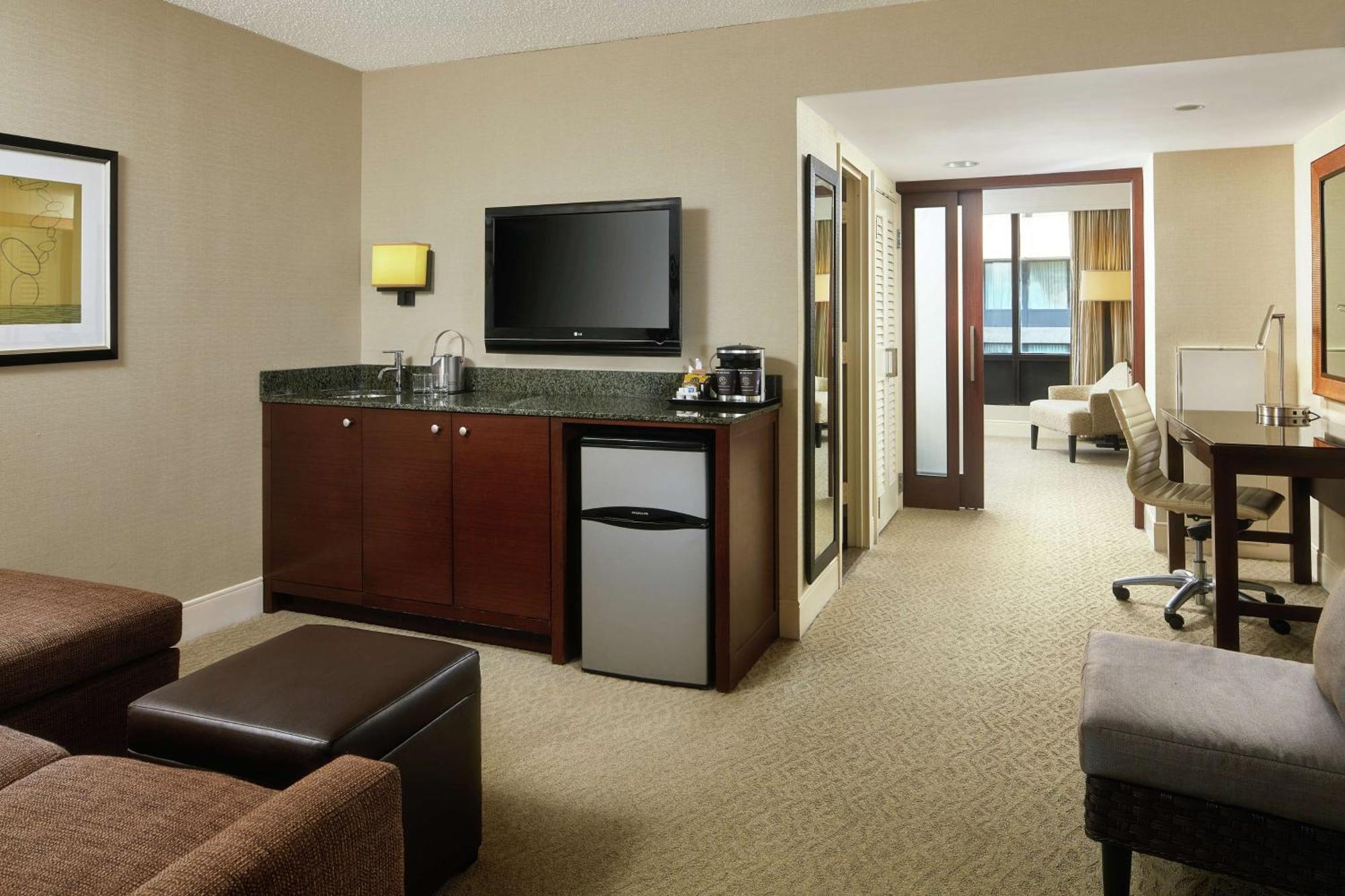 Doubletree By Hilton Washington Dc - Crystal City Арлингтън Екстериор снимка