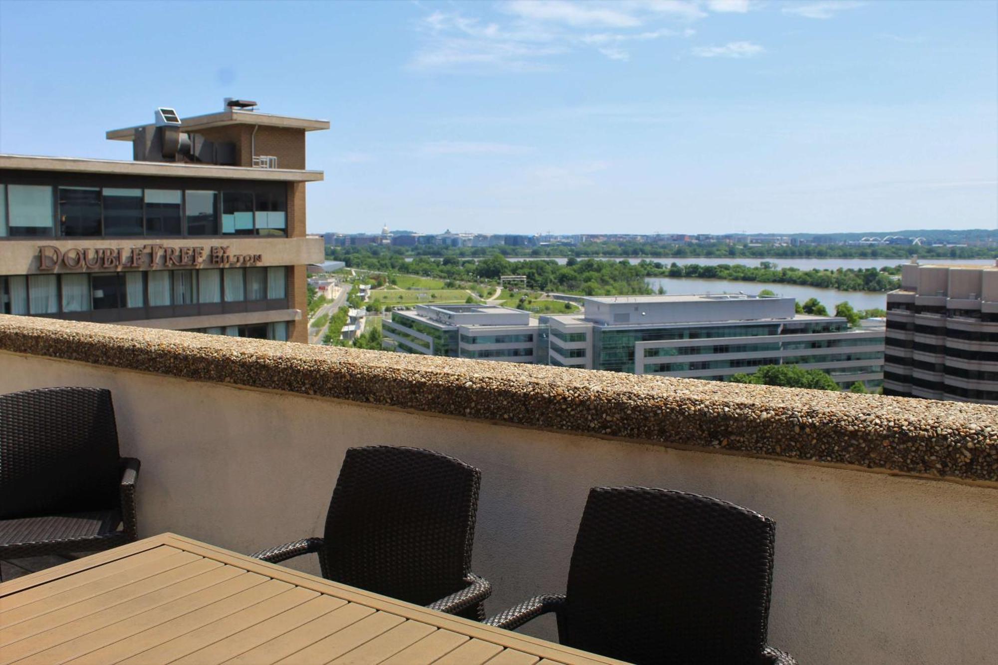 Doubletree By Hilton Washington Dc - Crystal City Арлингтън Екстериор снимка