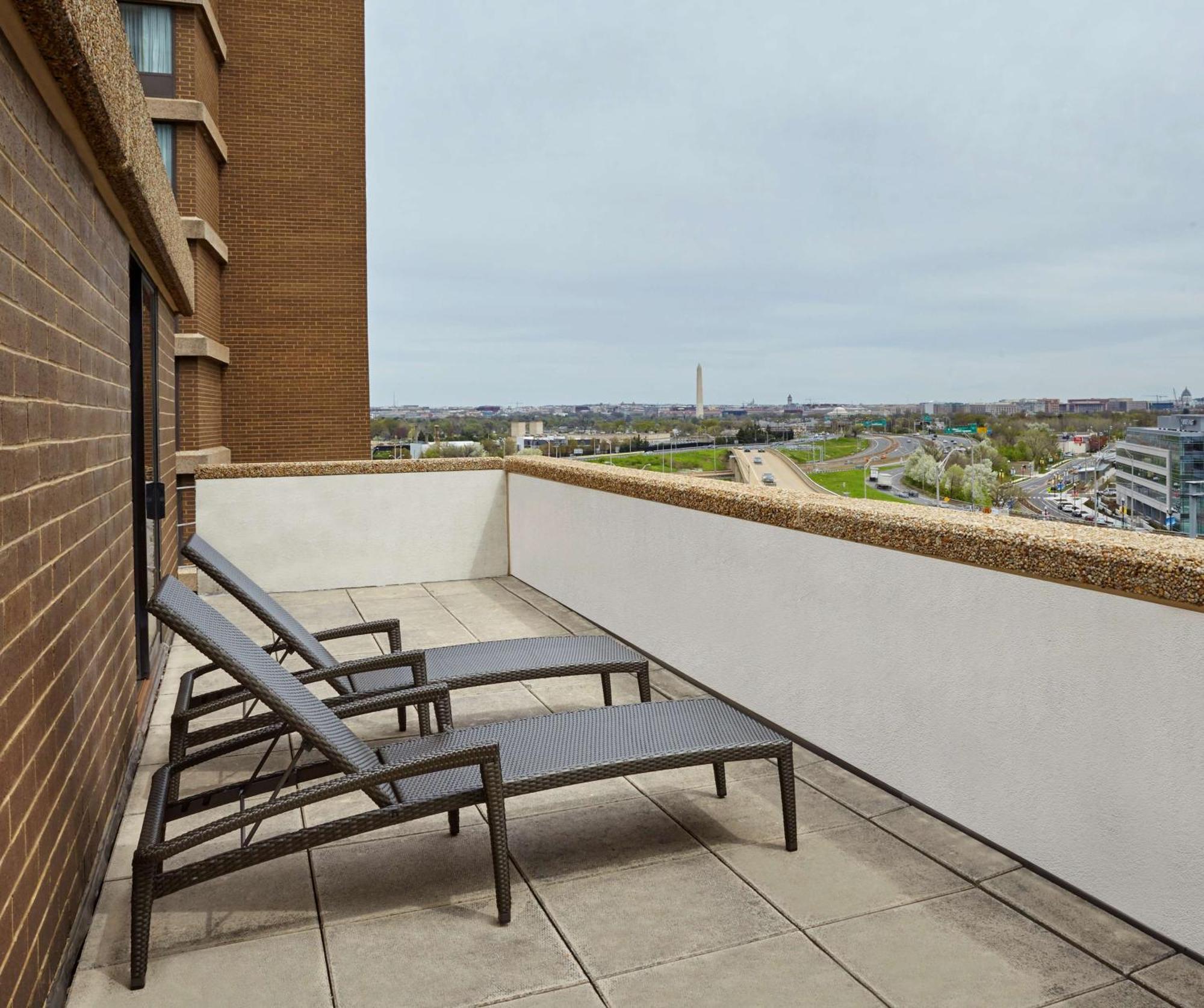 Doubletree By Hilton Washington Dc - Crystal City Арлингтън Екстериор снимка