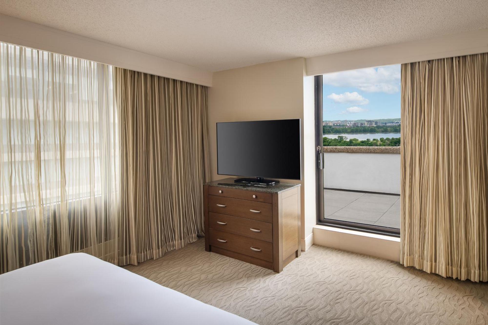 Doubletree By Hilton Washington Dc - Crystal City Арлингтън Екстериор снимка