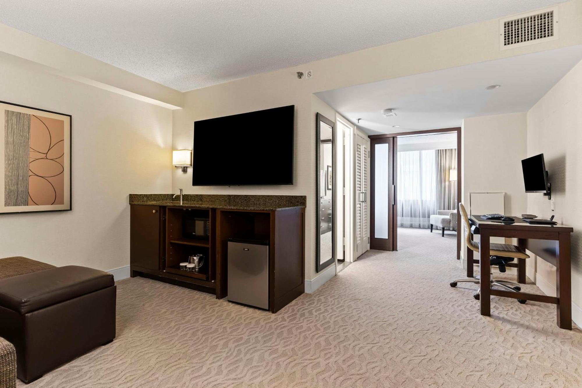 Doubletree By Hilton Washington Dc - Crystal City Арлингтън Екстериор снимка