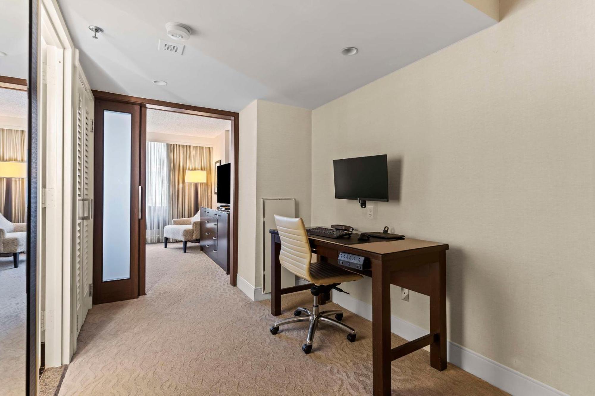 Doubletree By Hilton Washington Dc - Crystal City Арлингтън Екстериор снимка